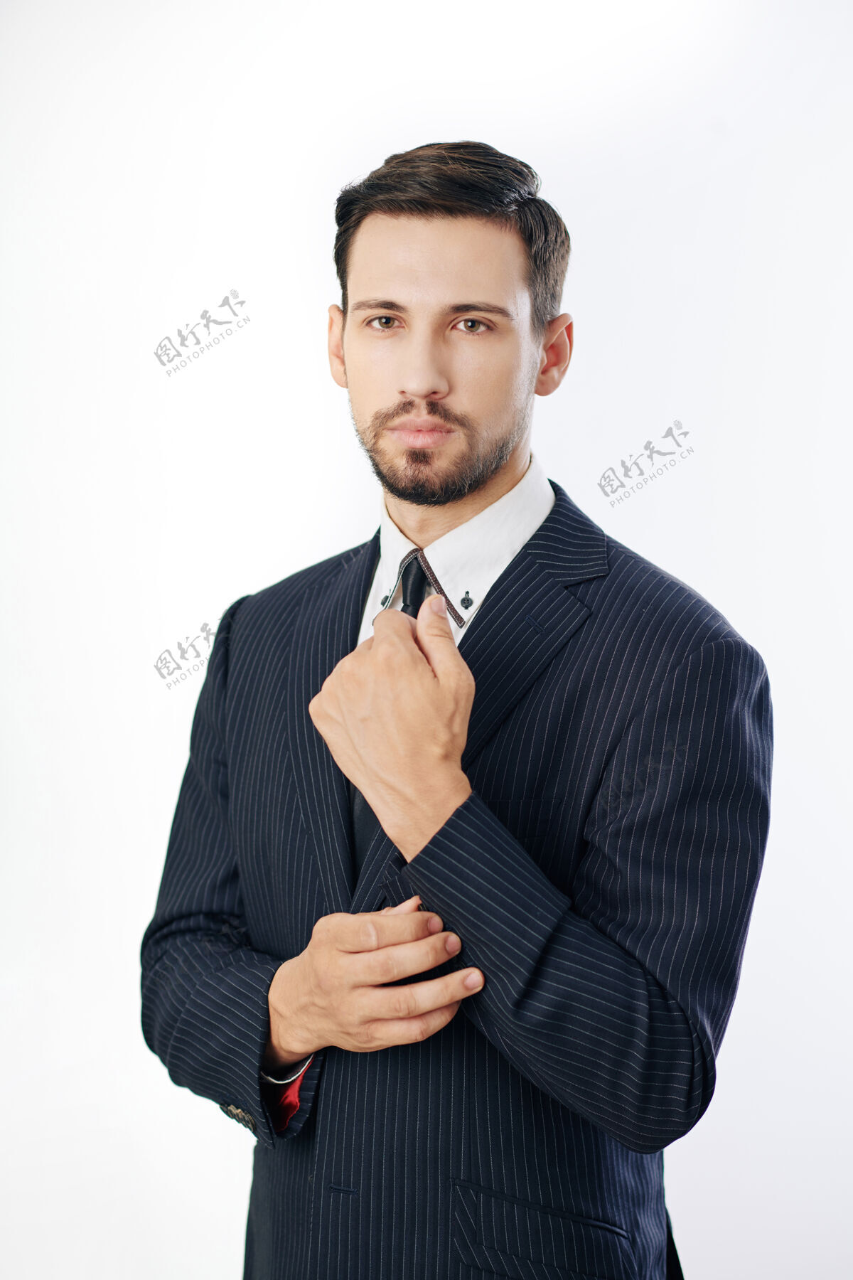 商务自信严肃企业家的肖像 袖子上孤立着白色企业商务领带正式服装