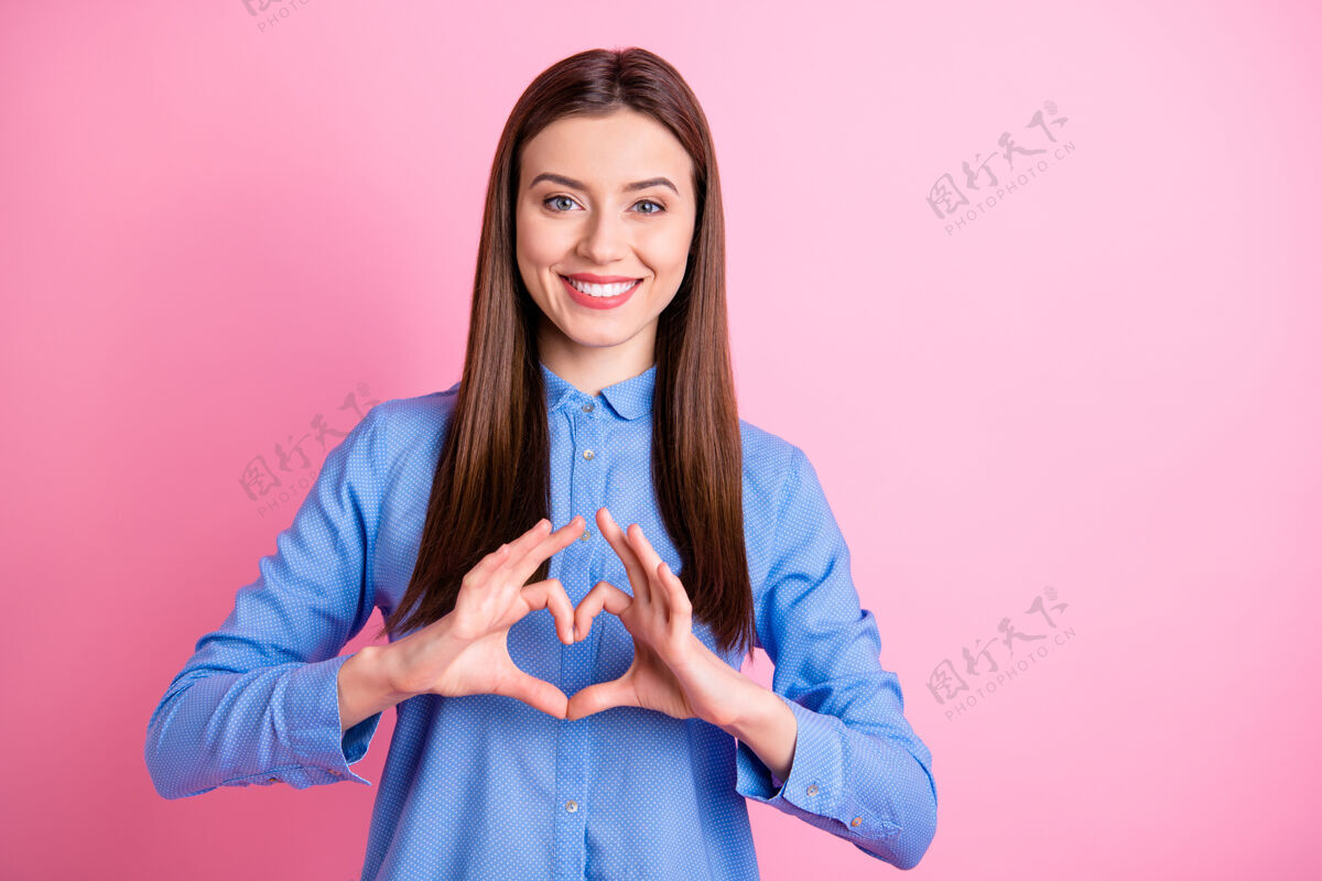 女性美丽的女士用手臂展示心形符号的照片心时尚快乐