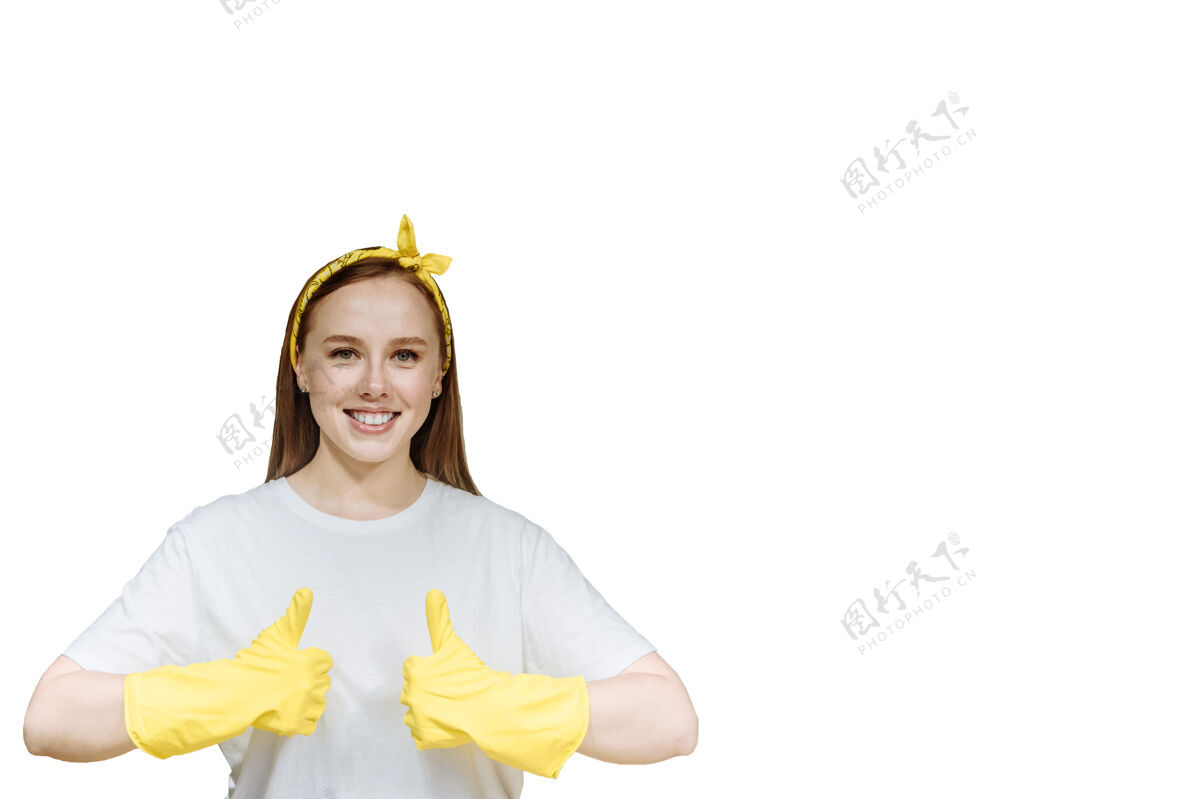 女人戴着橡胶黄色清洁手套的快乐年轻女子表现出积极的情绪女人肖像手套