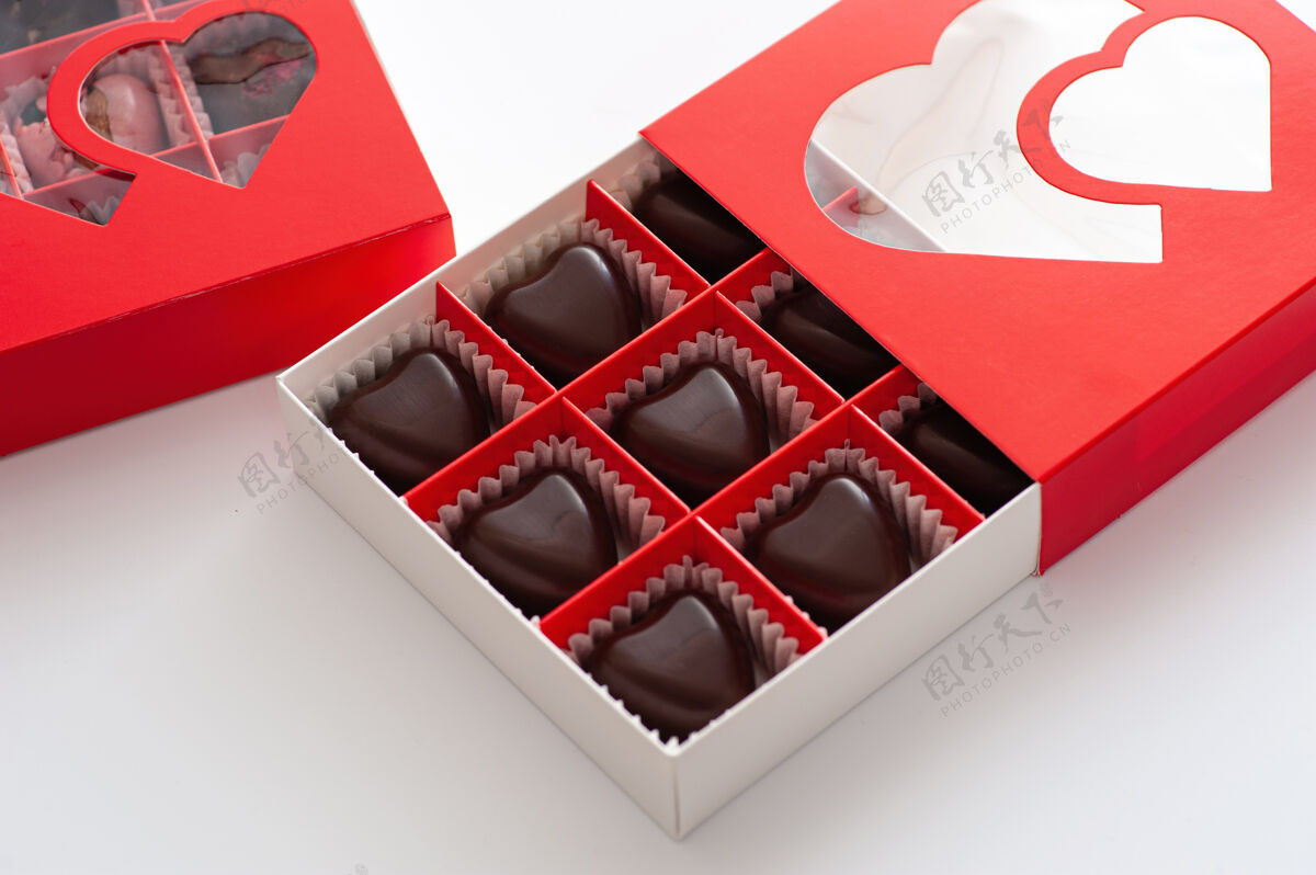 食品巧克力 浆果心 手工制作在一个漂亮的红色纸板盒 特写烹饪甜点甜点