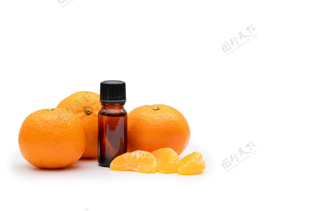 天然一个被橘子包围的香薰油瓶柑橘油香精