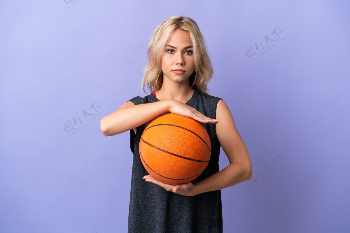 女年轻的俄罗斯女子孤身一人打篮球运动员运动休闲