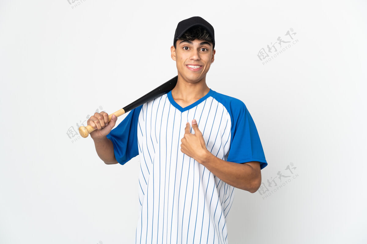 微笑一个男人在孤零零的白墙上打棒球 脸上露出惊讶的表情意外活动棒球