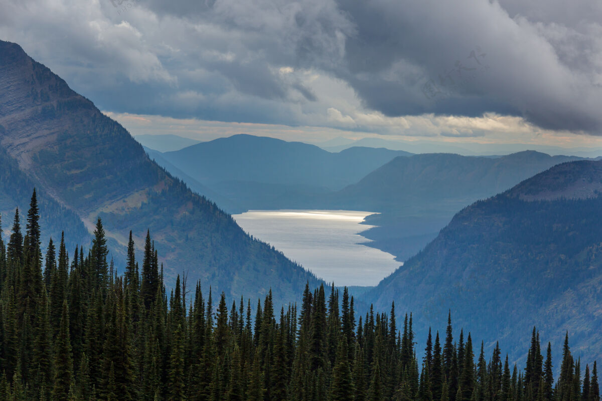 草地风景如画的岩石山峰冰川国家公园 蒙大拿州 美国湖泊岩石户外