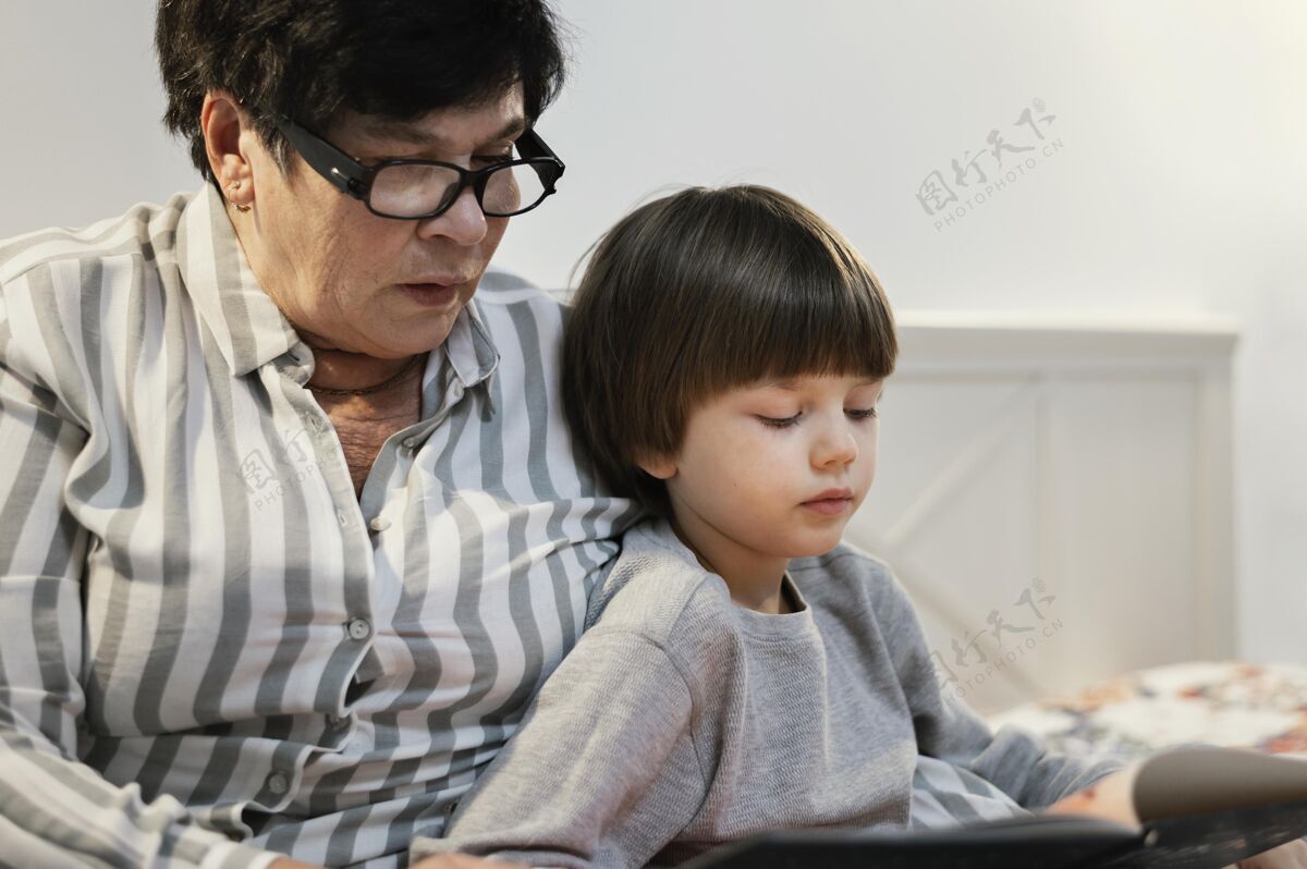 奶奶奶奶和孙子在家一起读书祖母邦德祖母
