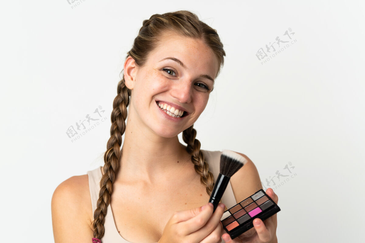 快乐年轻的白人女性隔离在白色的背景下 用彩妆调色和快乐制造化妆女人