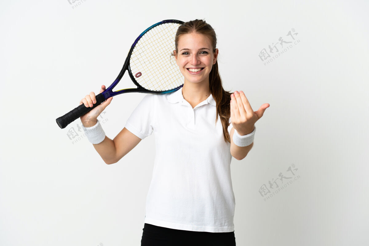 运动员白种背景下的年轻白种女人打网球和做手势比赛运动员青年