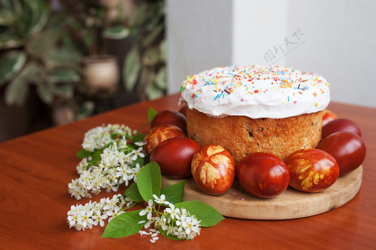 季节复活节蛋糕和彩绘复活节彩蛋正统的甜面包 库里奇和五颜六色的鹌鹑蛋花复活节蛋糕蛋糕