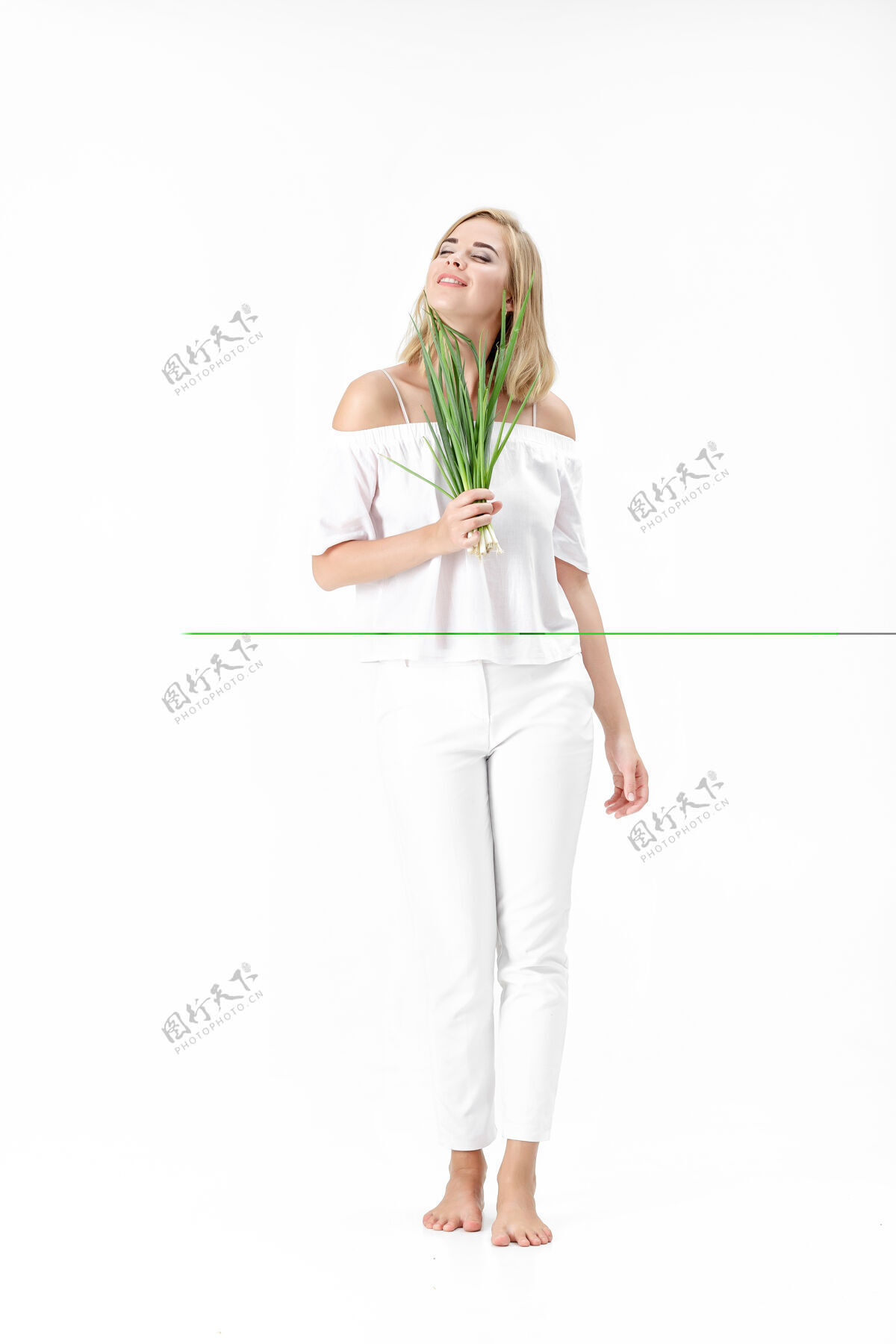 快乐一个穿着白衬衫的金发美女 手里拿着一个洋葱背景.健康还有维生素素食主义者特写女人