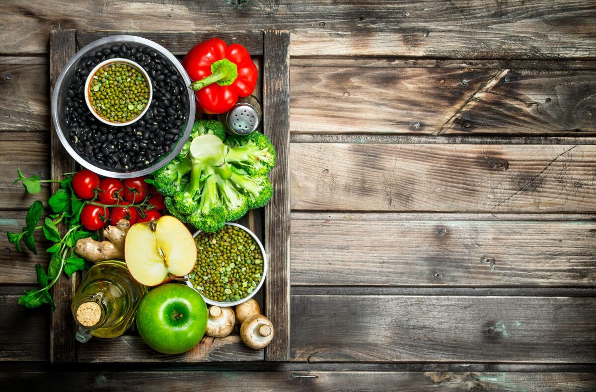 卷心菜健康的食物健康蔬菜水果什锦豆科植物一张木桌配料新鲜选择
