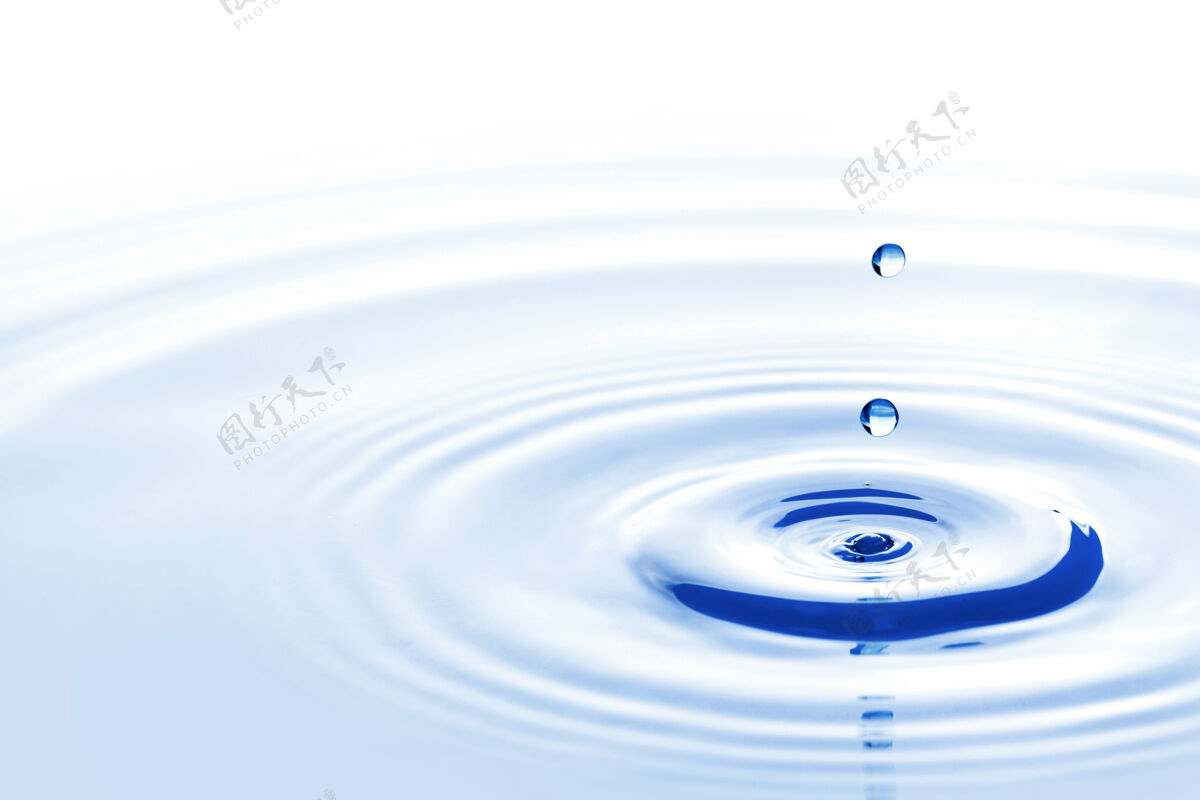 表面蓝色的水滴近距离落下查看飞溅水滴