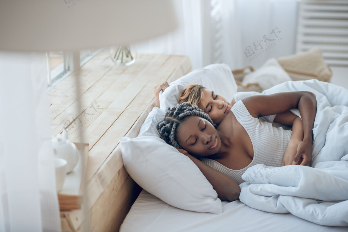 同性恋夫妇睡觉二女孩们一起睡在床上卧室短发现实生活