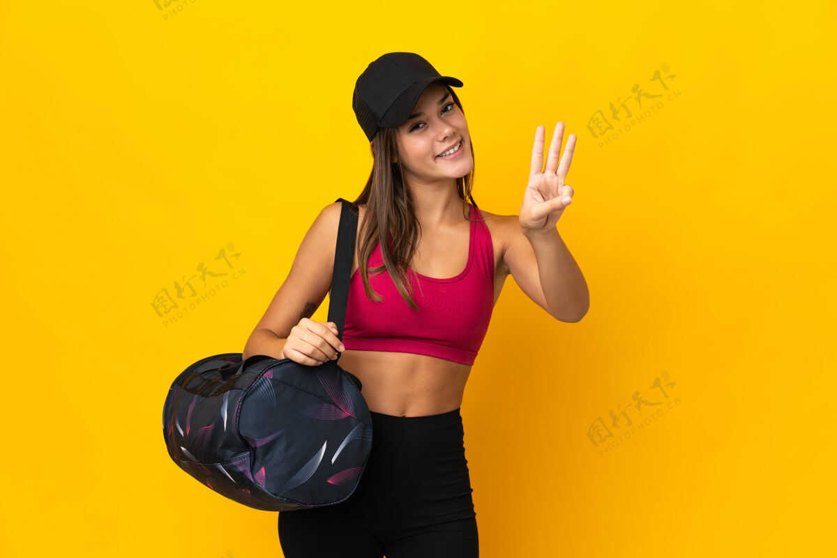青少年少年运动女孩拿着运动包高兴地用手指数着三个力量包手