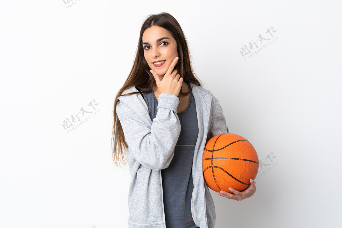 生活年轻女子打篮球孤立在白色背景下快乐和微笑运动员比赛运动装