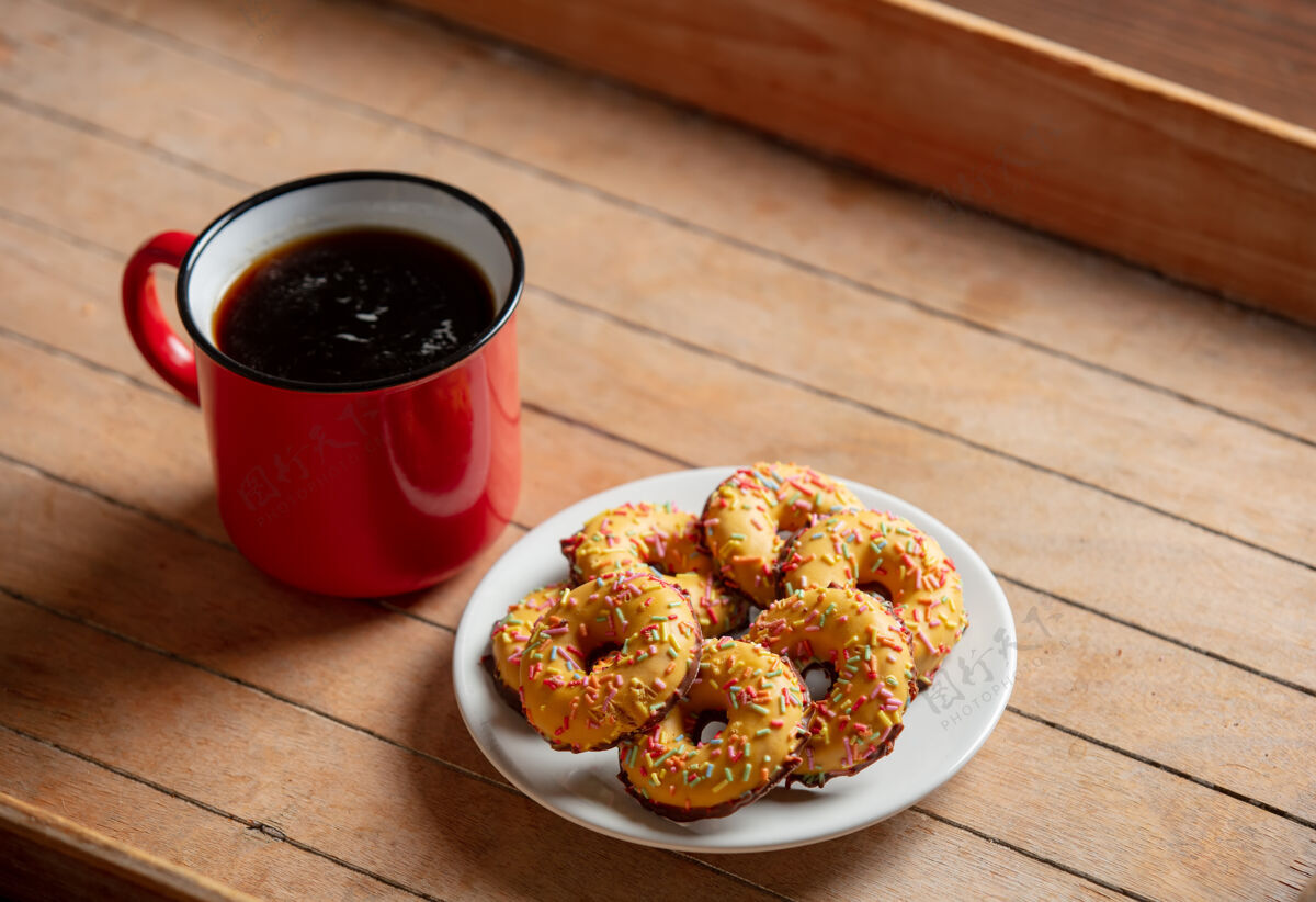 自制一杯红咖啡 一张木桌上放着饼干吃糕点美味