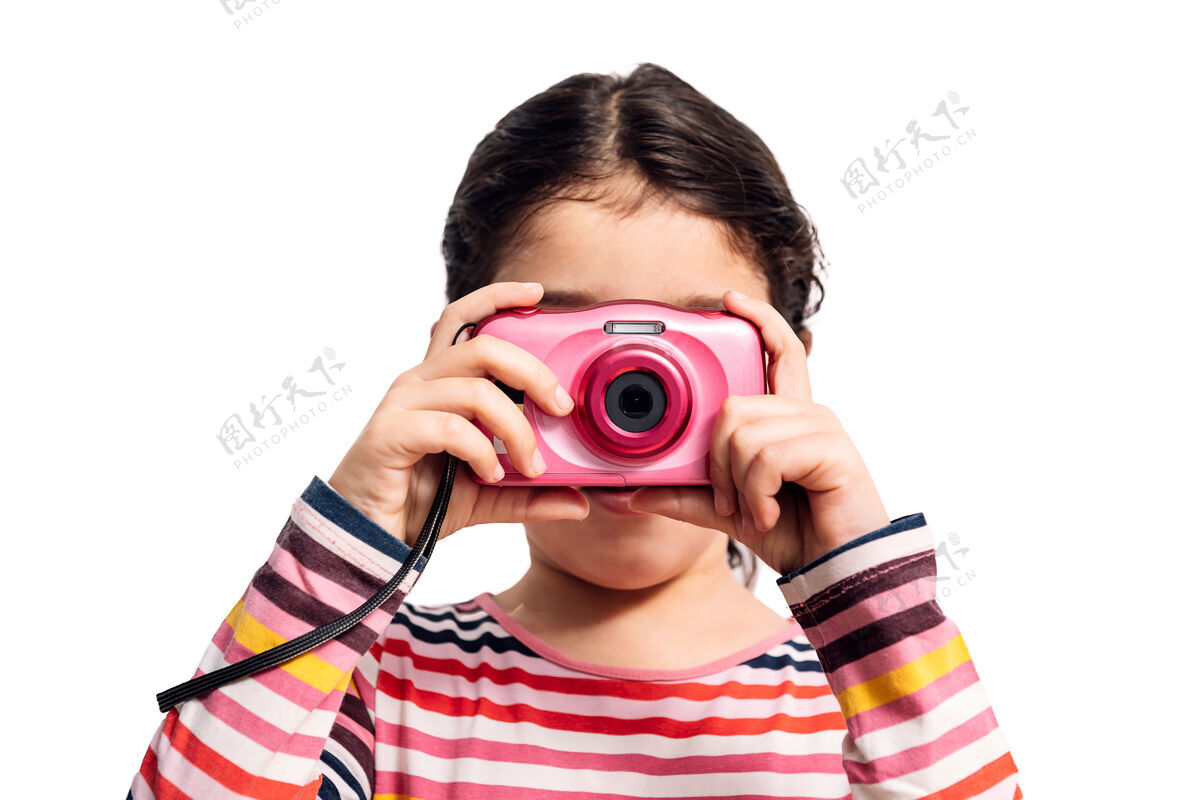 乐趣被隔离在白色地板上用相机拍照的女孩不可识别拍摄图片