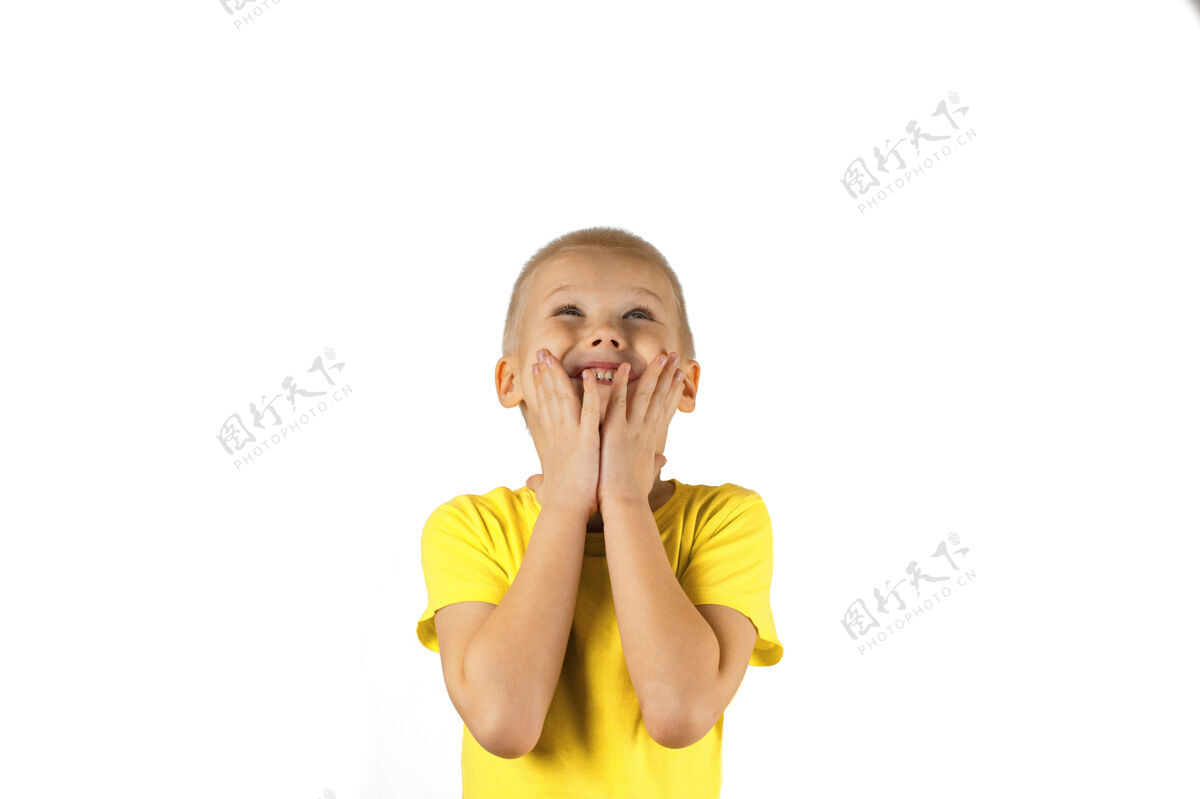 儿子快乐的男孩被隔离在白墙上孩子鲜艳的衣服快乐