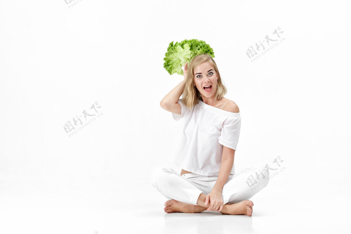肖像一个穿着白衬衫的金发美女拿着一份新鲜的蔬菜沙拉背景.健康还有节食健康饮食健康金发