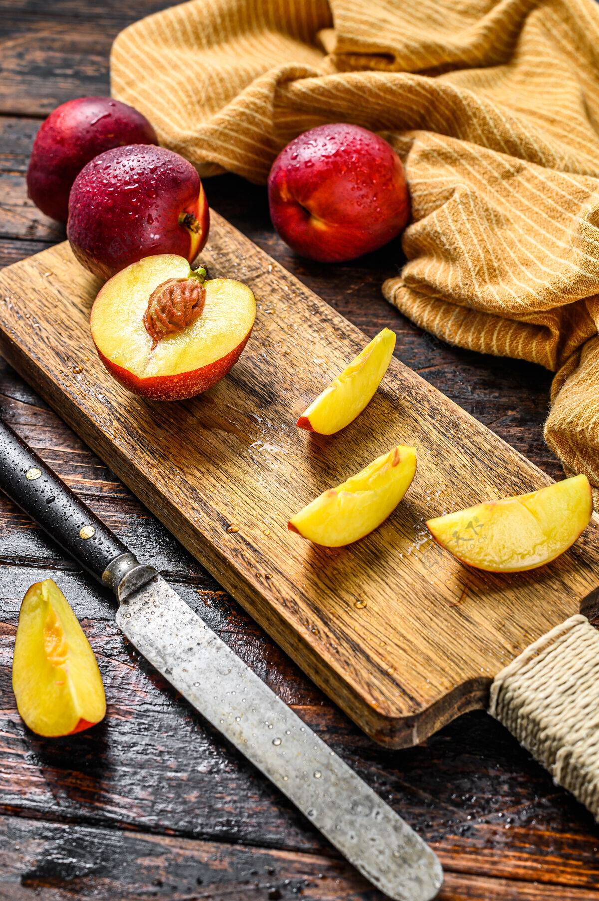 桃在木片上切油桃木板背景.top查看新鲜成熟水果