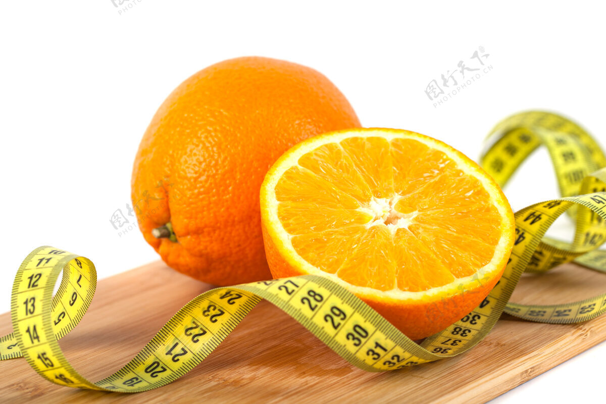 脂肪团橘子果实 上有测量隔离白色.概念节食和身体护理减肥减肥健身