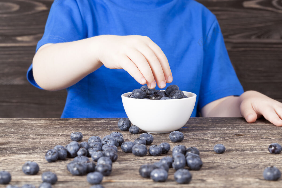 甜点黑色木桌上的蓝莓小朋友 特写镜头健康新鲜食物