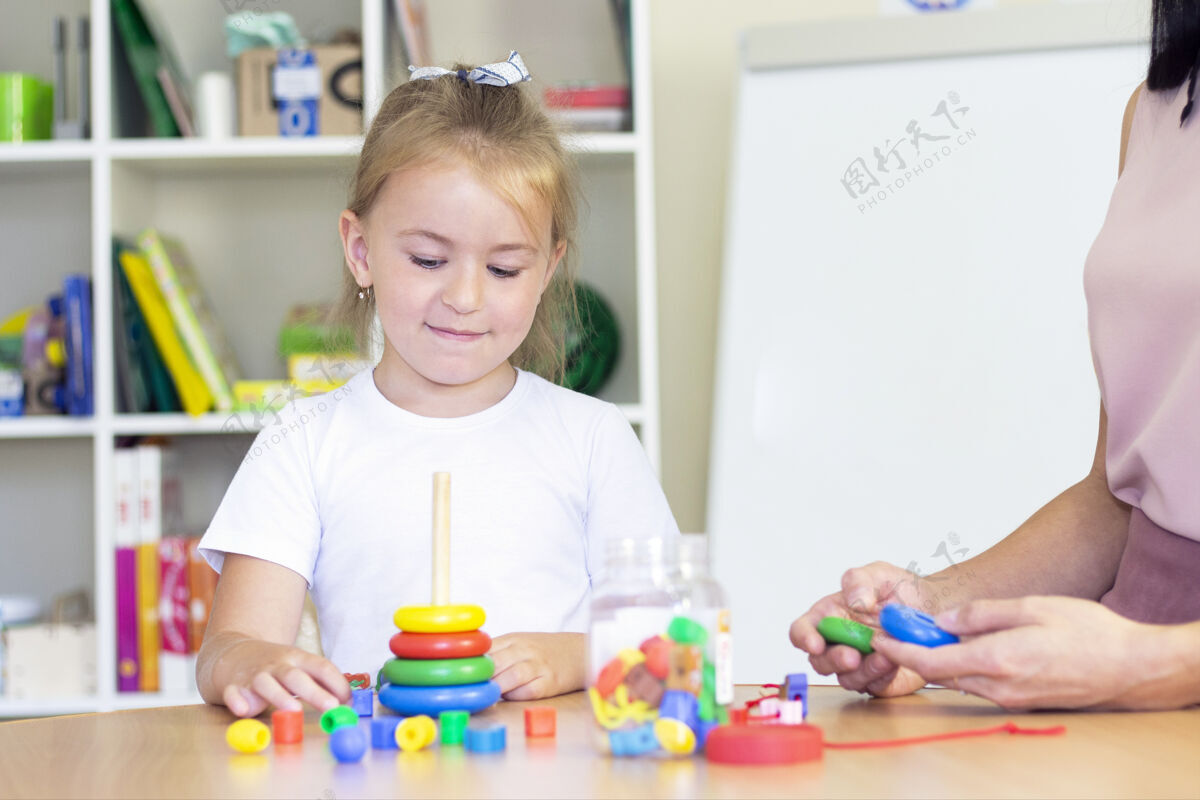 小儿童发展和语言治疗课程-女孩讲话治疗练习和彩色金字塔游戏症状说话游戏