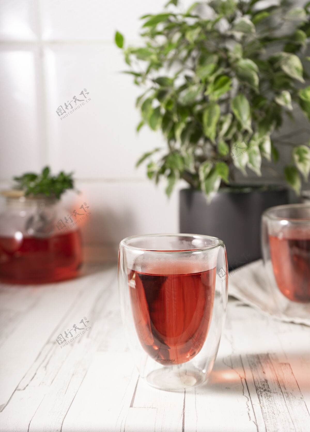 特写芙蓉茶 玫瑰茶仪式.杯清淡的新鲜水果茶穆迪明亮的内饰叶花有机