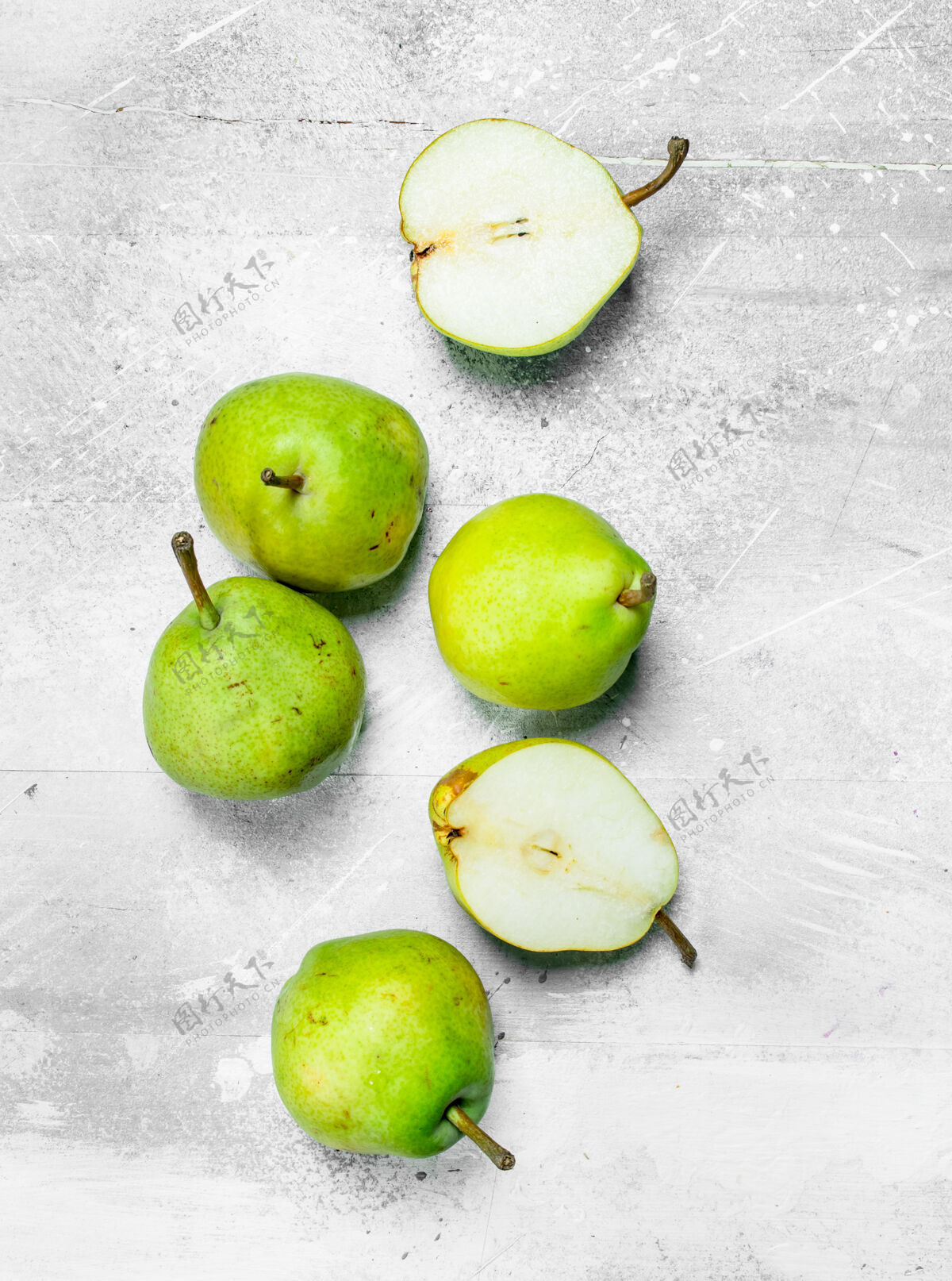 甜点一整块的梨子放在白木桌上水果自然健康