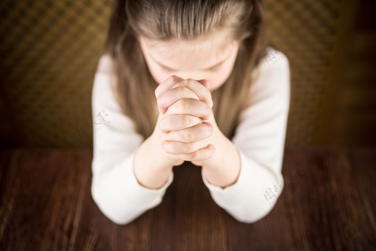 祈祷女孩在桌子前祈祷可爱赞美神圣
