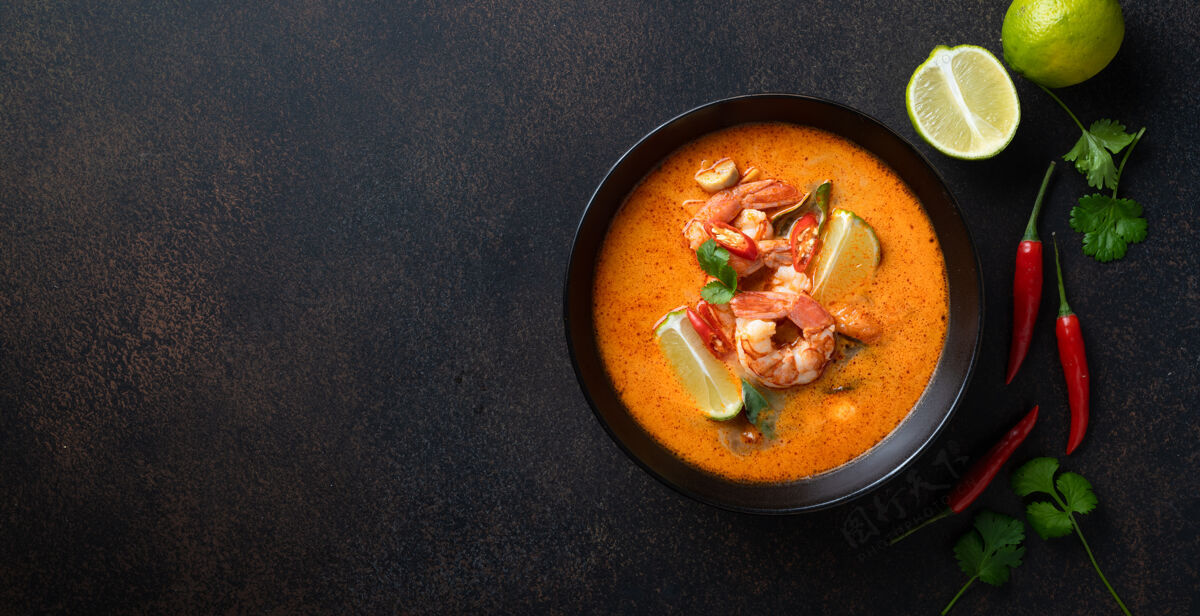 亚洲汤姆山贡麻辣泰国汤虾在一个黑色的碗在一个黑暗的石头背景 顶视图 复制空间辣复制空间食物