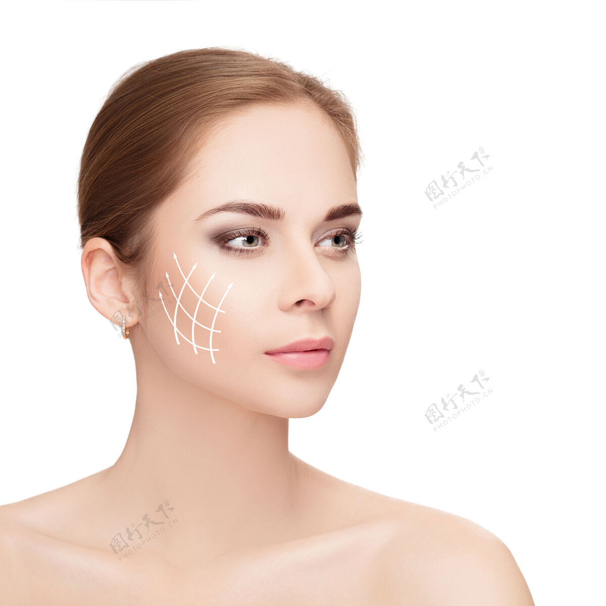 保健水疗肖像迷人的女人与箭头在她的脸上白色背景面举起概念塑料手术治疗 药物美观医药皱纹