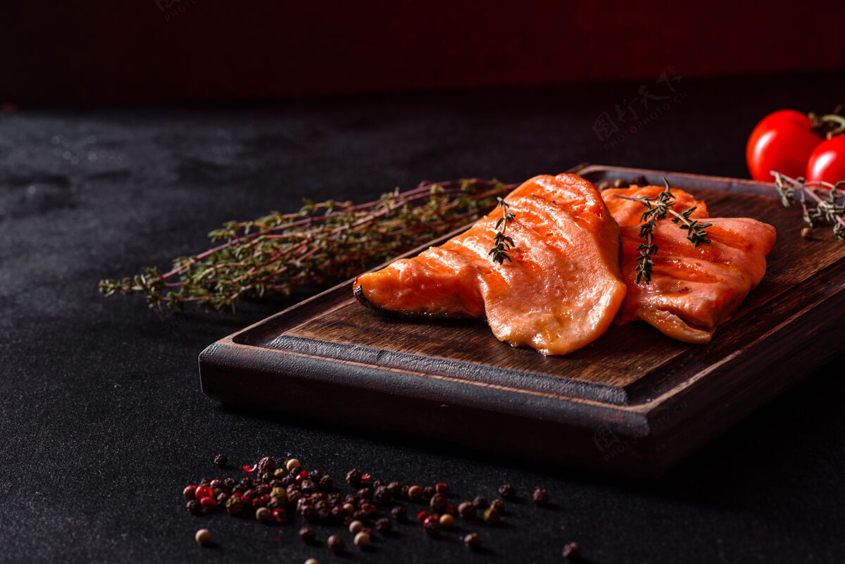 海鲜美味的新鲜红鱼北极焦烤在一个烤架来源欧米茄 健康食品鲑鱼烤膳食
