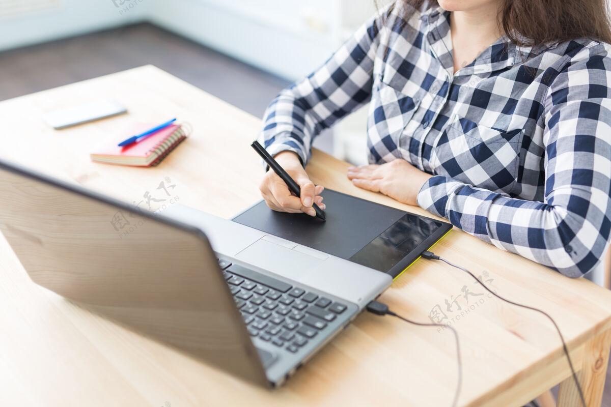电脑女性手特写使用数字图形平板电脑在现代办公室女商人女人手