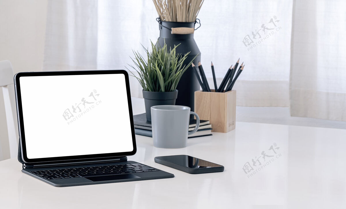 技术模拟白屏平板电脑魔术键盘上的白色桌子在客厅里互联网工作场所屏幕