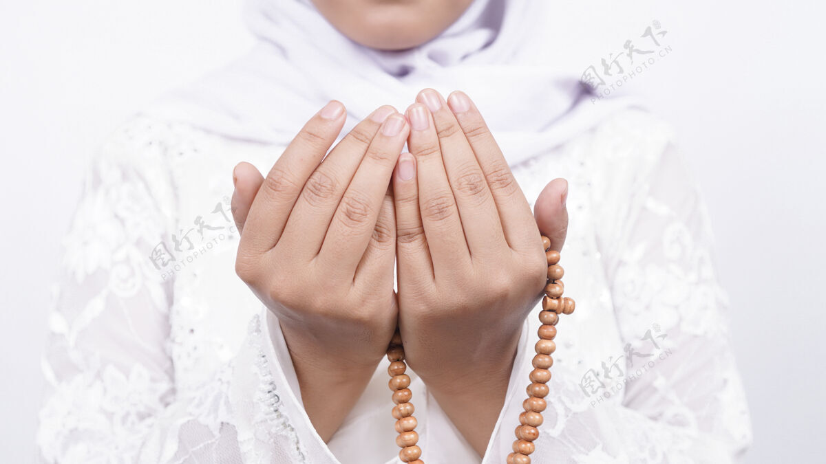 阿拉伯语亚洲穆斯林妇女戴着白念珠祈祷学习膝盖珠子