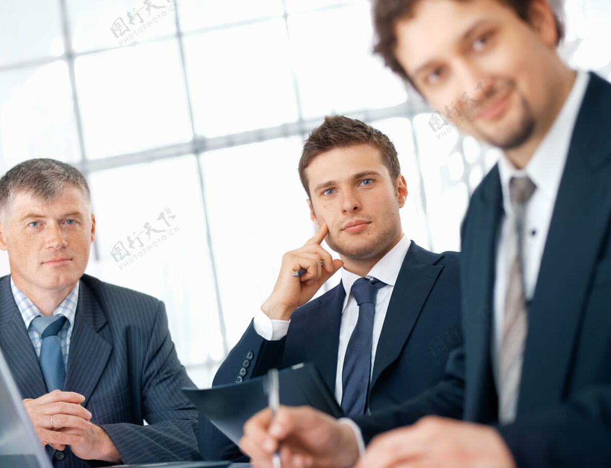 办公室年轻自信的商人和同事坐在办公室开会老板工作工人