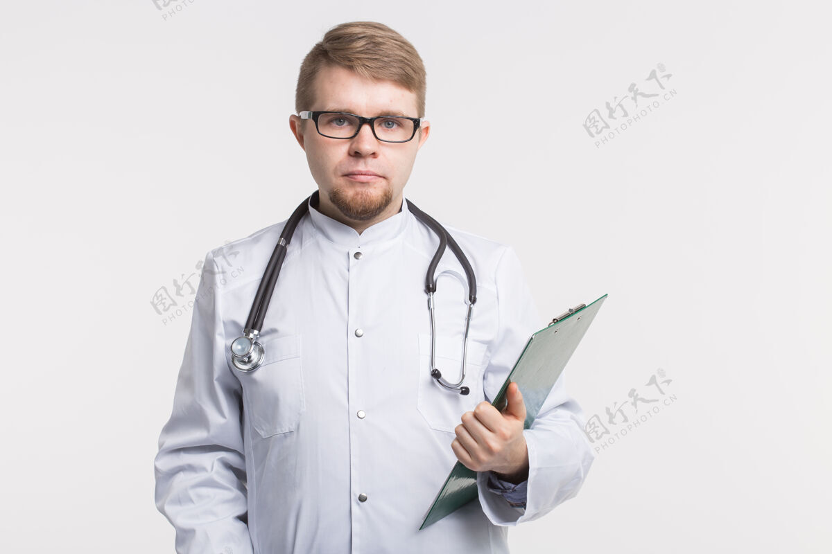 医生男医生拿着白纸上的剪贴板医疗保健列表医疗