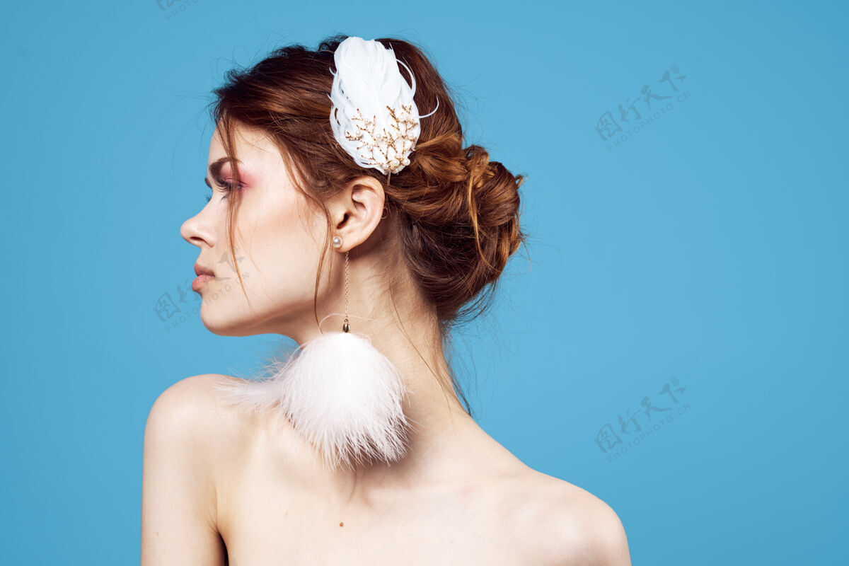 肤色女士毛茸茸的耳环亮丽的妆容不规则的风景蓝水疗女人模特