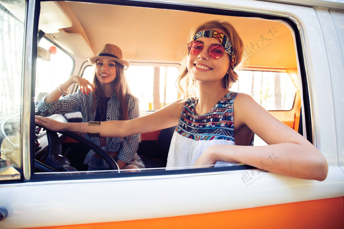 道路暑假 公路旅行 假期 旅行和人的概念-时髦的朋友在一个夏天的公路旅行阳光女性关系
