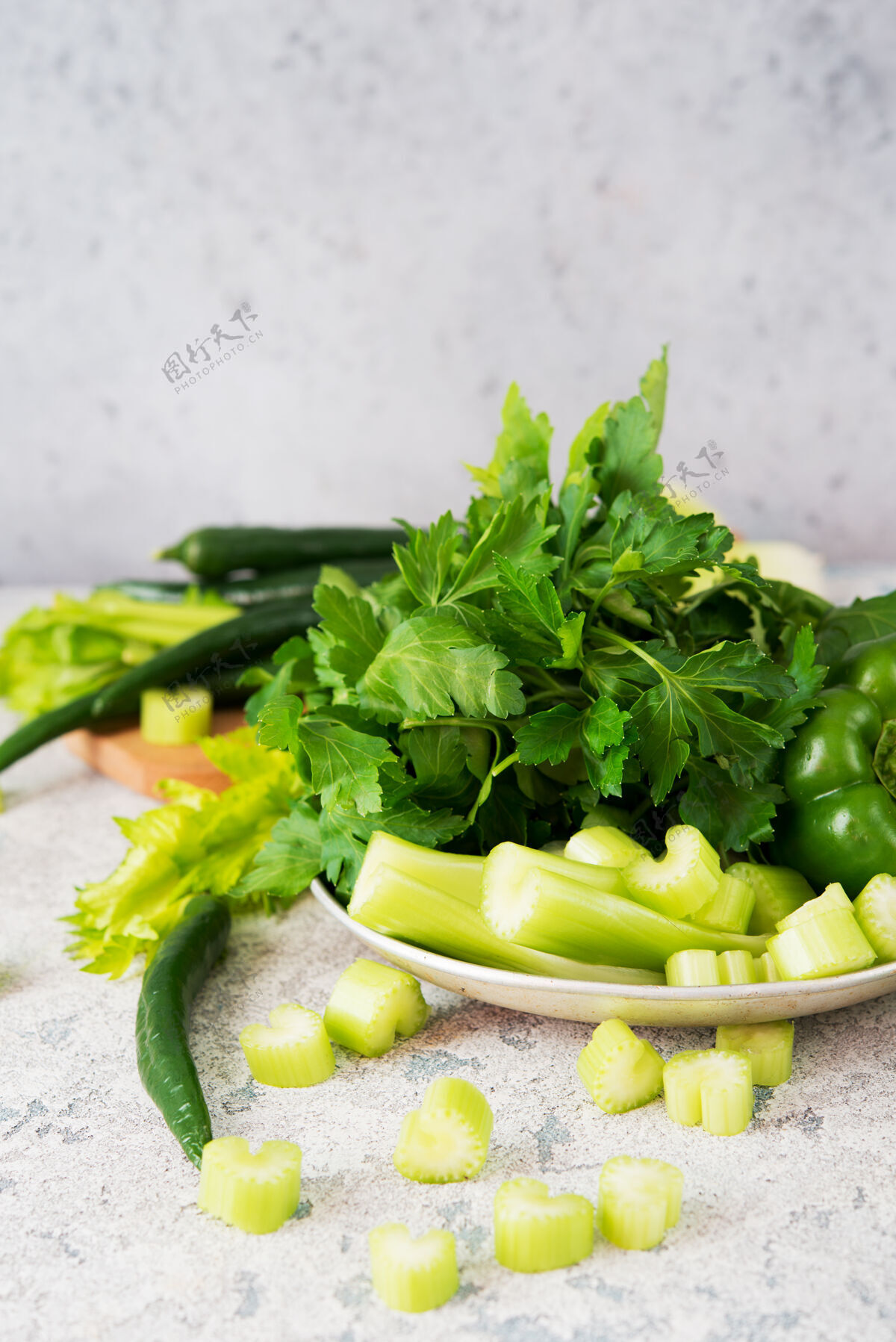 蔬菜新鲜绿色蔬菜 欧芹 芹菜 辣椒 清洁食品概念草药成熟的胡椒