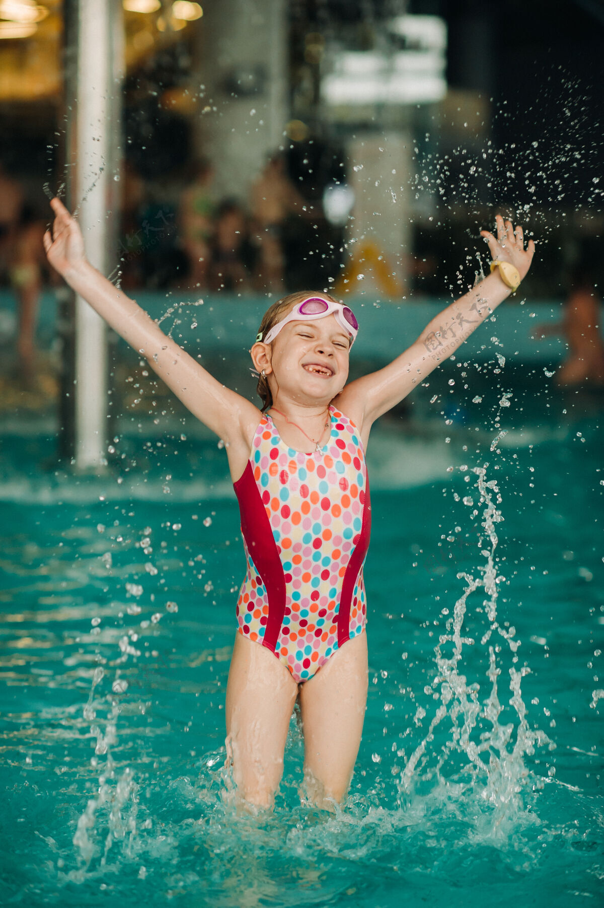 水上公园快乐的小女孩在游泳池里享受炎炎夏日娱乐表情湿