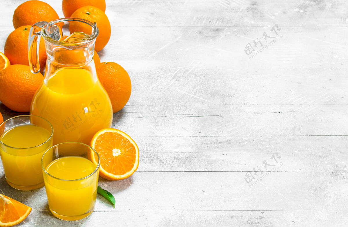 切片玻璃罐里的橙汁和新鲜的橙子半多汁液体