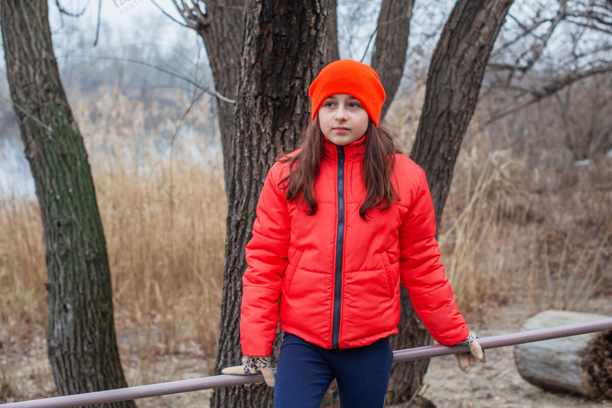 青少年穿着橙色夹克的少年风景女孩夹克