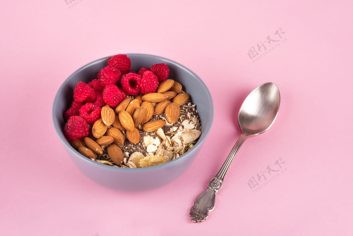 厨房健康早餐碗：燕麦片配覆盆子 杏仁和芝麻籽吃早餐水果