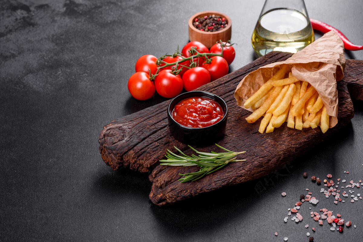 餐新鲜美味的炸薯条和红酱汁放在木片上董事会不健康食物 快餐服务育肥脂肪