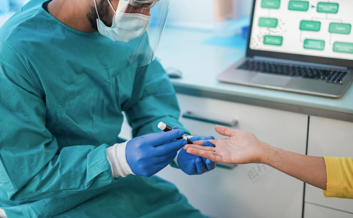 葡萄糖带着防毒服和防护手套的医生在实验室医院里给病人检查血糖水平-注意手科学医院测试