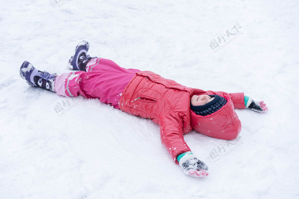 孩子小女孩在玩雪冬天假日快乐欢呼帽子