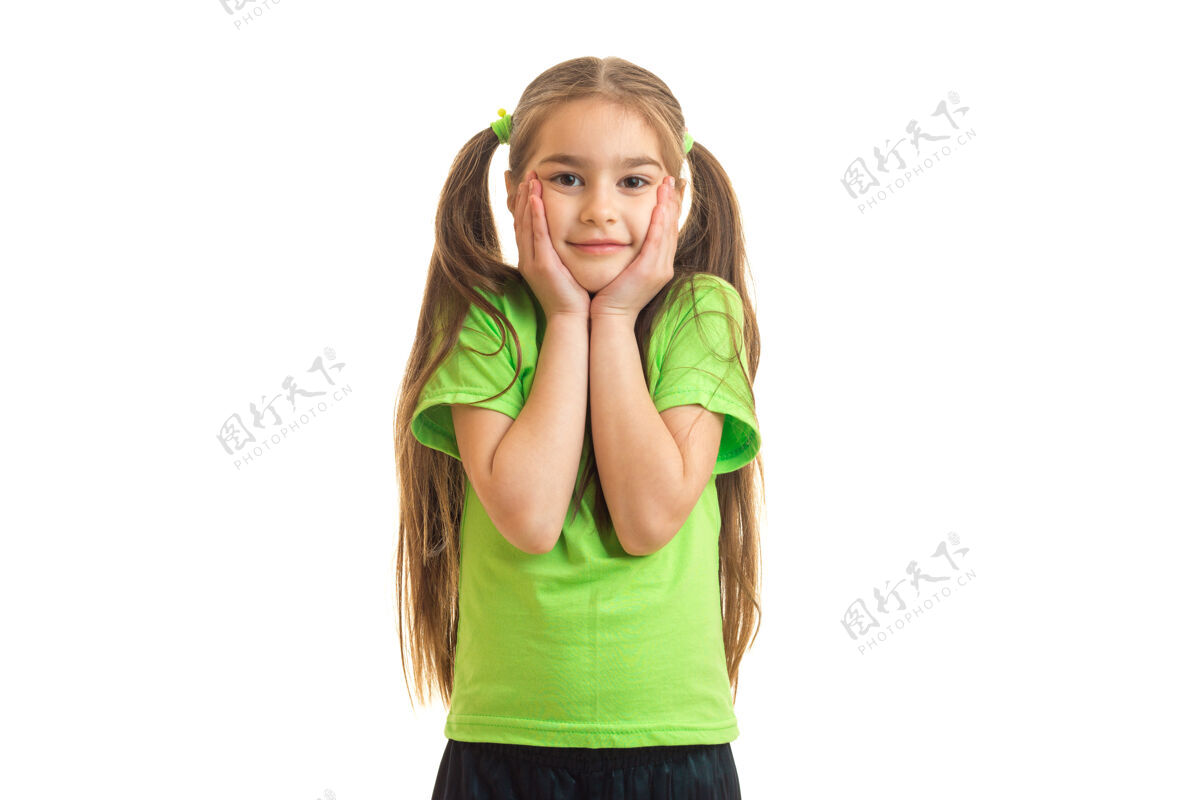 模特穿着绿色衬衫的可爱的小女人看起来和微笑孤立在白色年轻欢乐有趣