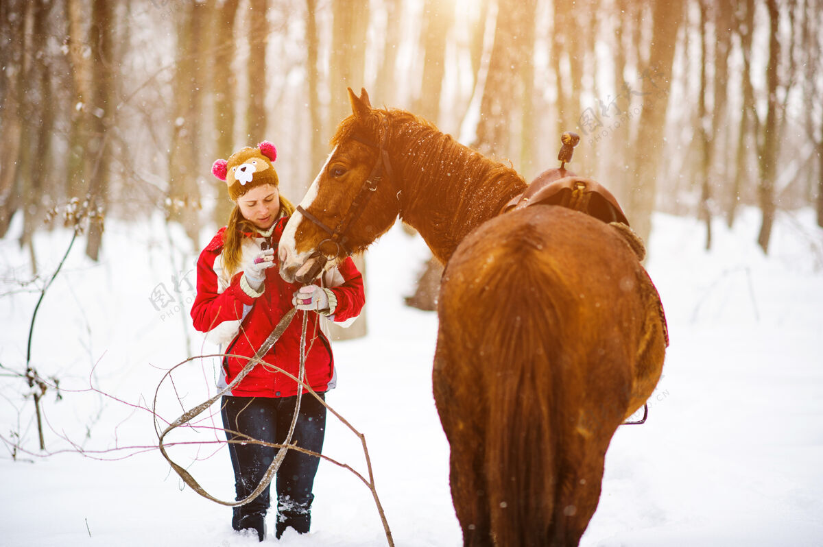 跑步冬天骑马的女孩哺乳动物马尾巴