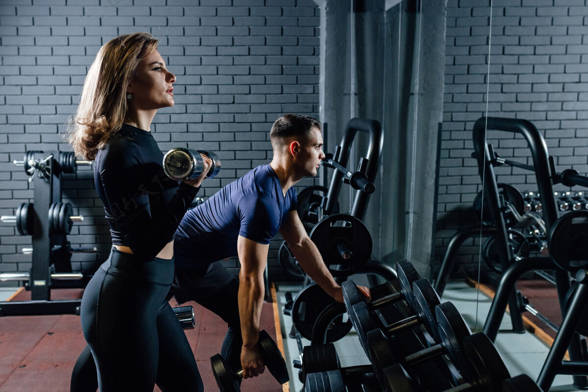 夫妻运动型男子和女子杠铃训练肖像锻炼健康身体